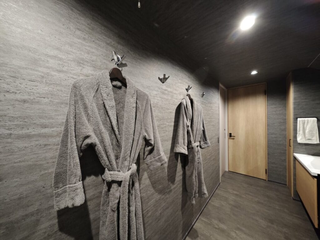 住友林業の自邸解説_バーのあるホテルライクな自邸_玄関のこだわり/仕様_水回り・バスルーム